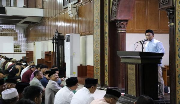 Pulang Retret, Viman Ramadhan Berbaur dengan Warga Salat Tarawih Perdana di Masjid Agung Tasikmalaya