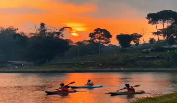 Ngabuburit Penuh Sensasi Naik Kayak Keliling Situ Lengkong dan Situ Cibubuhan