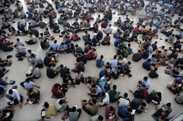 Foto-Foto Ribuan Santri Ar-Raudlatul Hasanah Medan Gelar Tadarus Unik di Bulan Ramadhan