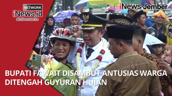 Bupati Fawait Disambut Antusias Warga Ditengah Guyuran Hujan