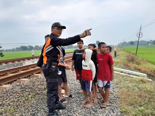 Frekuensi KA Meningkat Jelang Lebaran, Jangan Main di Jalur Rel KA!