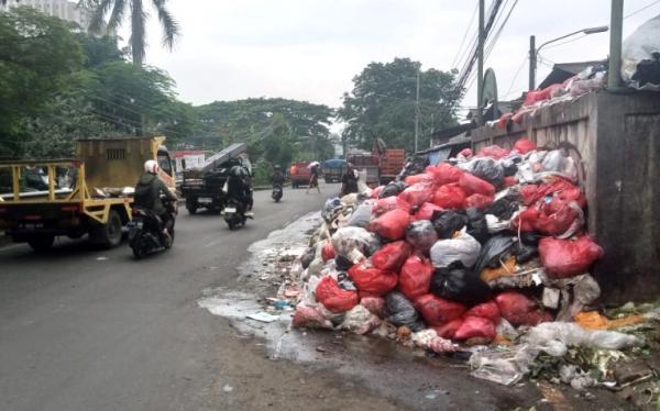 Sampah di Pasar Cimanggis Tangsel Menumpuk, Warga Keluhkan Bau Busuk