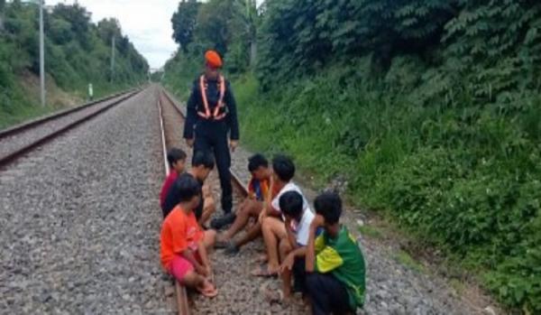 KAI Daop 2 Bandung Larang Warga Lakukan Kegiatan Ngabuburit di Jalur Kereta Api