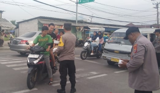 Jelang Berbuka Puasa, Kapolsek Anyar Beserta Jajarannya Bagikan Takjil Kepada Pengguna Jalan