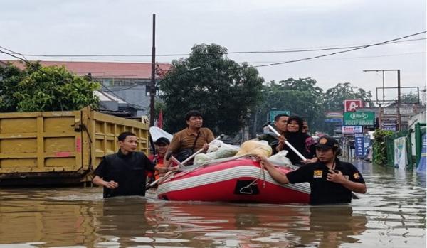 Banjir 1,4 Meter Rendam Cipondoh Tangerang, Warga Dievakuasi Pakai Perahu Karet