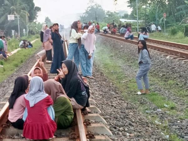 KAI Daop 4 Semarang Larang Masyarakat Ngabuburit di Jalur Kereta Api, Berbahaya Ya Dek