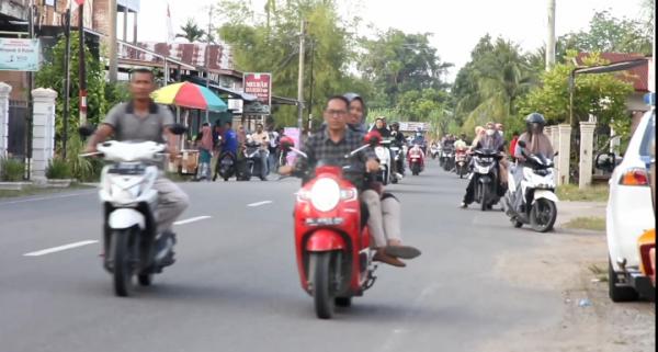 Dikira Razia, Ternyata Polisi Bagikan Paket Takjil Gratis Kepada Penguna Jalan di Pidie Jaya