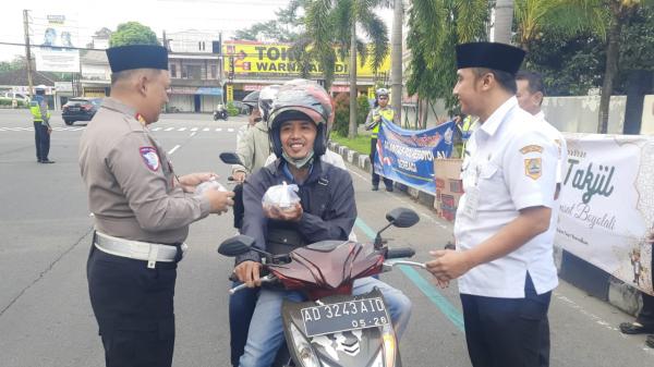 Samsat Boyolali Berbagi Ratusan Takjil Kepada Para Pengguna Jalan