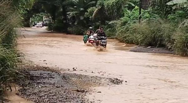 Banjir Lumpur Rendam Jalan Bojonegara-Puloampel, Sepeda Motor Terbawa Arus!