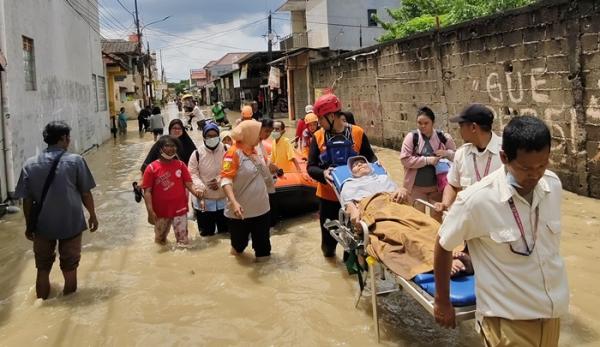 Rumah Zakat Kerahkan Puluhan Relawan Bantu Korban Banjir Jabodetabek