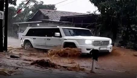 Viral, Mobil Presiden Prabowo Subianto Terobos Banjir di Babakan Madang Bogor