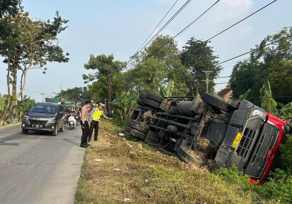 Gegara Supir Ngantuk, Truk Bermuatan Susu Terguling di Jalan Raya Purwodadi – Semarang Desa Pulorejo