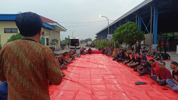 Serunya Buka Puasa Bareng Pemilah Sampah di TPA Jabon, Sidoarjo