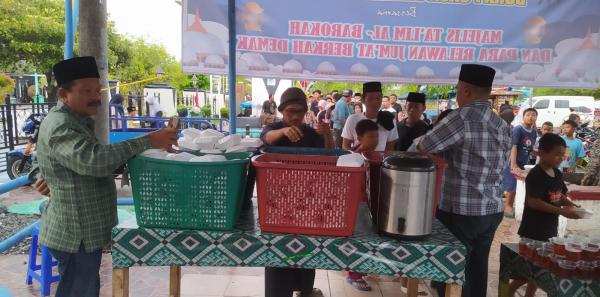 Takjil Gratis! 300 Paket Nasi dan Teh Hangat Dibagikan Setiap Sore di Demak