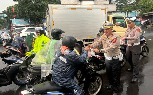 Ditlantas Polda Jabar Berbagi Takjil Sambil Edukasi Keselamatan Berlalu Lintas kepada Pengguna Jalan