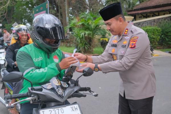 Polres Subang Bagikan Takjil Gratis, Wujud Kepedulian di Bulan Ramadhan