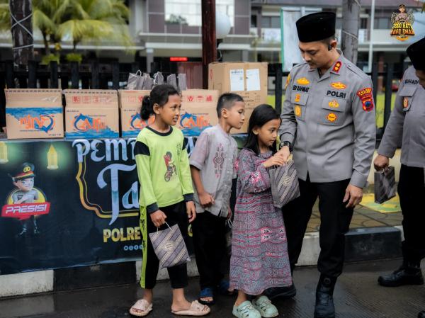 Aksi Berbagi Takjil Polres Batang, Pererat Silaturahmi dengan Masyarakat