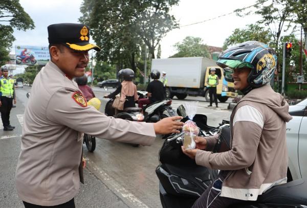 Kapolres Grobogan Turun Langsung Bagikan Takjil, Tak Lupa Imbau Pengendara Tertib Berlalu Lintas