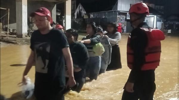 Kota Balikpapan Lumpuh Diterjang Banjir, Ketinggian Air Capai 1,5 Meter