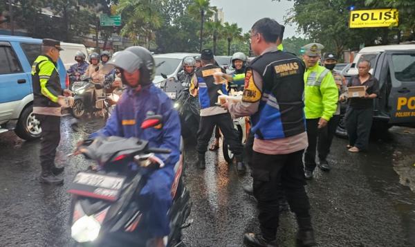 Polsek Bojongloa Kidul Bagi-bagi Takjil ke Pengandara dan Masyarakat di Mekarwangi