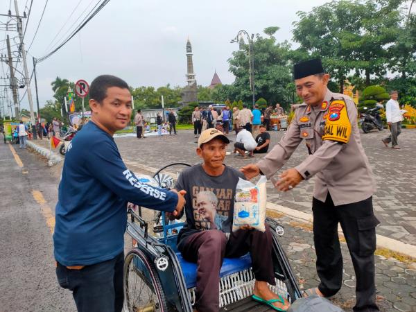 Bahagianya Tukang Becak di Jombang, Berbuka Puasa Bersama Polisi dan Pulang Bawa Sembako