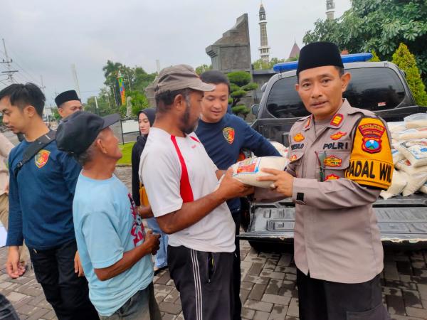 Berkah Ramadan, Tukang Becak di Jombang Berbuka Puasa Bersama Polisi dan Pulang Bawa Sembako