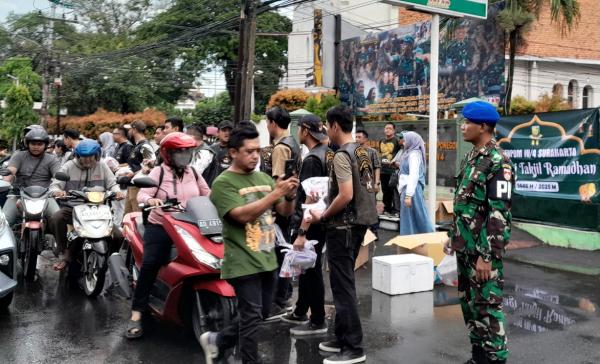 Gandeng Denpom IV, Harley Owner Group Kalimas Solo Chapter Bagikan 1200 Takjil Ramadhan