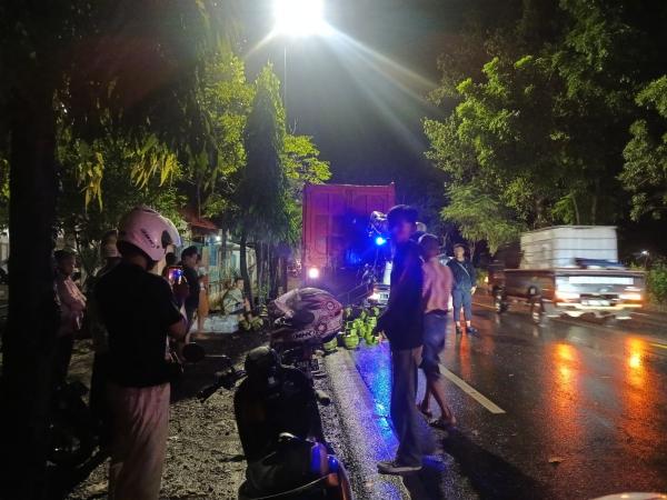 Motor Roda Tiga Hantam Truck Tronton Parkir di Jalan Raya Bojonegoro, Begini Kondisi Korban