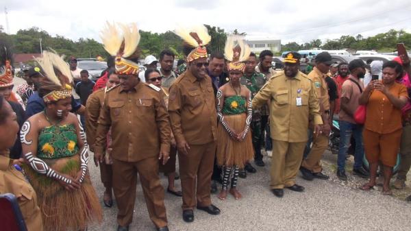 Bupati dan Wakil Bupati Maybrat Disambut Prosesi Adat, Seruan Persatuan Membangun Daerah Bergema