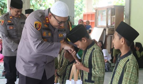 Indahnya Berbagi, Polres Lampung Selatan dan Bhayangkari Bagikan Ratusan Takjil Gratis Untuk Santri