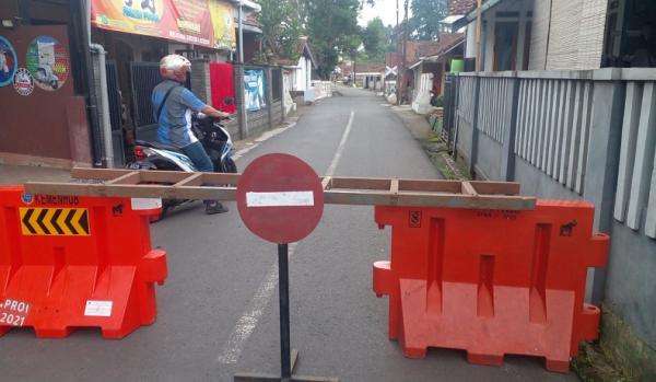 Ruas Jalan Menuju Lintasan KA tanpa Pintu di Jalan Benteng Ciamis Ditutup