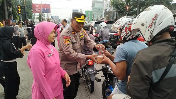 Sinergi Kebersamaan: SH Terate Kota Salatiga dan Polsek Tingkir Berbagi Takjil di Bulan Ramadhan