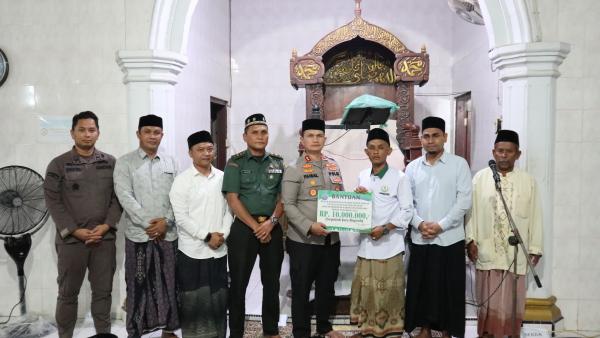 Wakili Bupati, Kapolres Pidie Jaya Serahkan Bantuan untuk Kemakmuran Masjid dalam Safari Ramadhan