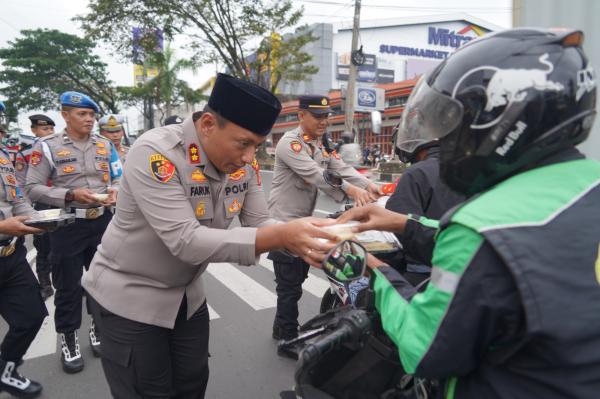 Polres Tasikmalaya Kota Tebar Kebaikan di Ramadhan, Bagikan Takjil Gratis untuk Pengendara