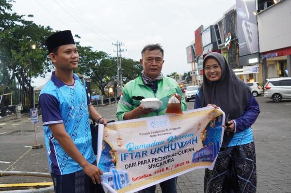 Iftar On The Road, Santri Ponpes Al-Amanah Bagikan Makanan Buka Puasa untuk Ojol