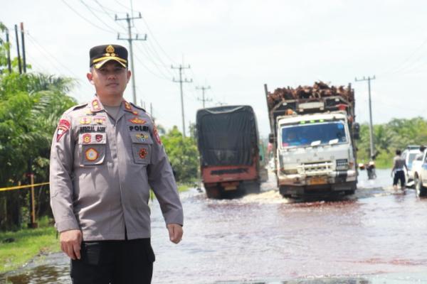 Pastikan Lalin Lancar, Kapolres Pelalawan Turun ke Lokasi Banjir Km 83