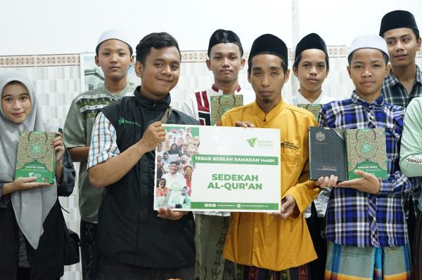 Aksi Nyata, Dompet Dhuafa Jatim Salurkan 80 Mushaf Al-Qur’an untuk Santri di Surabaya