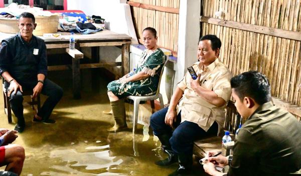 Prabowo Tinjau Banjir di Bekasi dan Berbuka Puasa Bersama Warga