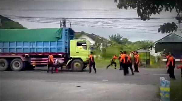 Bandel Terobos Barikade, Truk Nyaris Tabrak Petugas Dishub Gresik