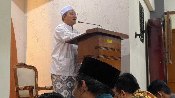 Doktor Rikza Chamami Pimpin Tarawih di Masjid Sementara At Taqwa Gubernuran