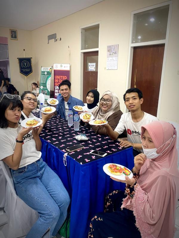 Berbagi Kebahagiaan Ramadan, Peduly Surabaya Hadirkan Pizza untuk Pejuang Kanker