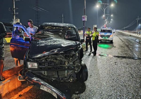 Panther Ringsek Tabrak Truk Gandeng di Flyover Jombang, Sopir Ngaku Kena Jalan Berlubang Panther Ringsek Tabrak Truk Gandeng di Flyover Jombang, Sopir Ngaku Kena Jalan Berlubang