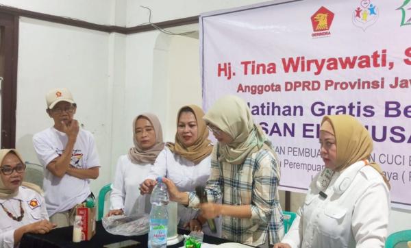 Legislator Paling Kreatif, Ajarkan Warga Ciamis Bikin Produk Home Industri