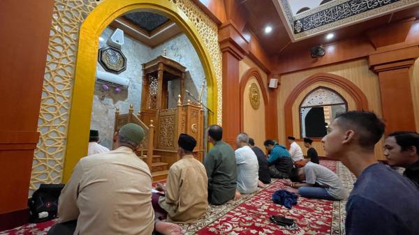 Tim iNews Ikuti Salat Tarawih di Masjid Al Aliy Rest Area Watu Gong Semarang