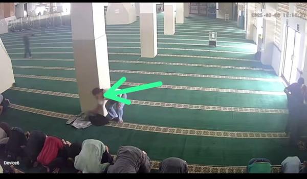 Maling Tas Berisi HP dan Uang Milik Jemaah Masjid Agung Kota Tasikmalaya Terekam CCTV