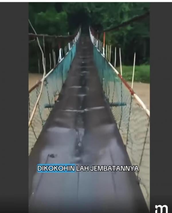 Viral! Unggahan Kurir Barang Lewati Jembatan Gantung Lapuk Berbahaya di Rumpin Kabupaten Bogor