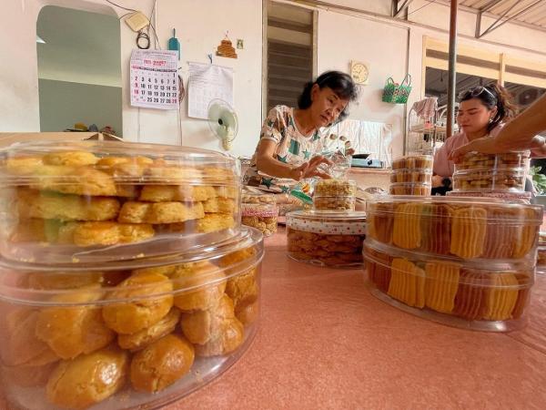 Berkah Ramadan, Warga Non Muslim di Bojonegoro Terima Banyak Pesanan Kue Lebaran