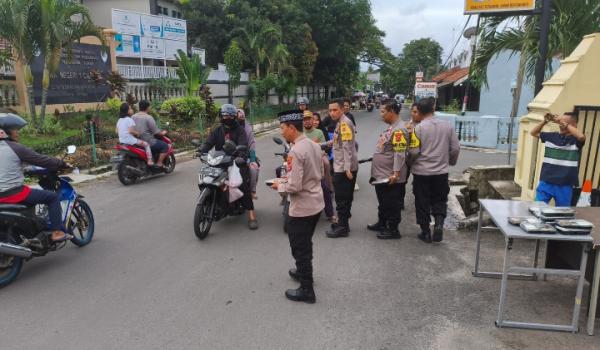 Sesuai Arahan Pimpinan Kapolsek Cilegon Beserta Jajarannya Bagi-bagi Takjil Selama Ramadhan