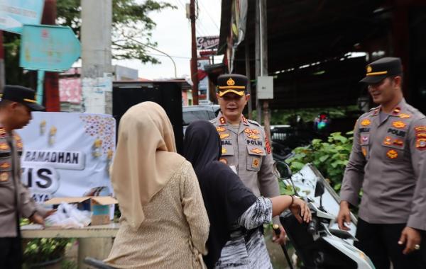 Kapolres dan Kapolsek Bandar Dua Bagi - bagi Takjil Gratis, Wujudkan Ramadhan yang Penuh Kepedulian