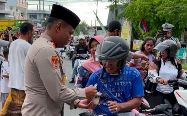 Berbagi di Masa Ramadan, Kapolres Sumba Timur Berikan Takjil untuk Masyarakat di Jalan Umum